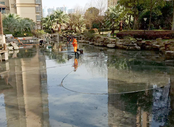 东路镇景观池淤泥清理