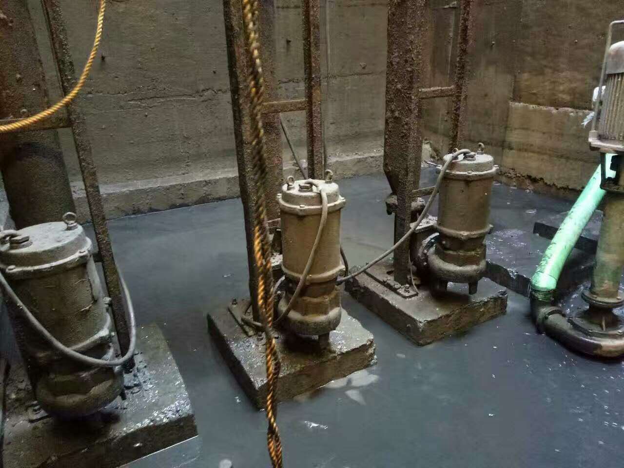 东路镇污水池清理